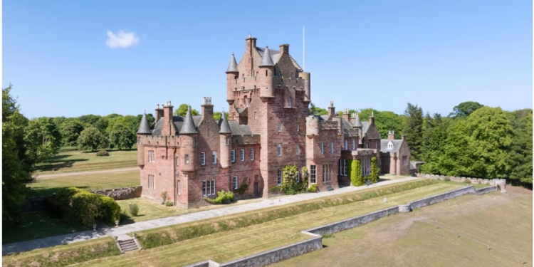 Alan Carr buys Ayton Castle